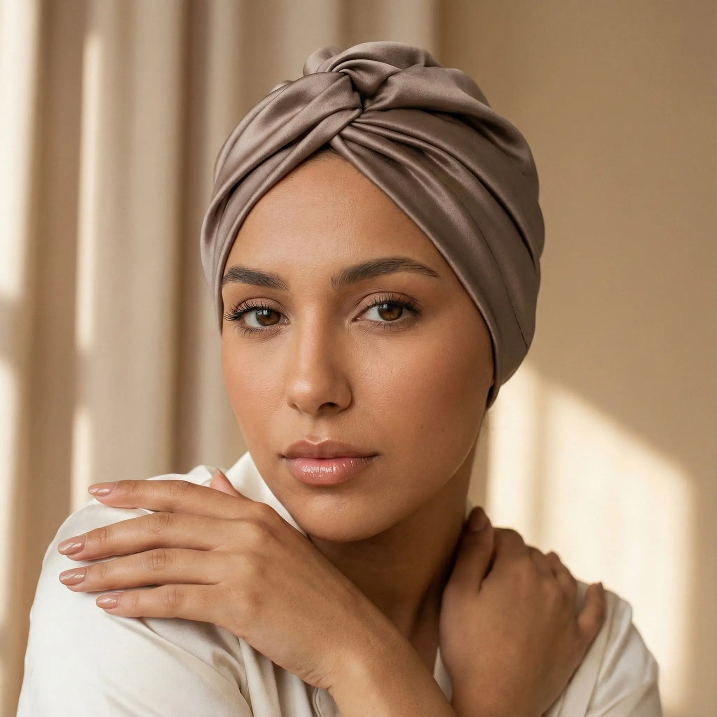 Bonnet de nuit en soie de mûrier taupe protection anti casse cheveux