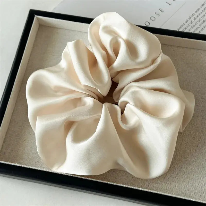 Chouchou soie oversize blanc ivoire pour coiffure volume mariage